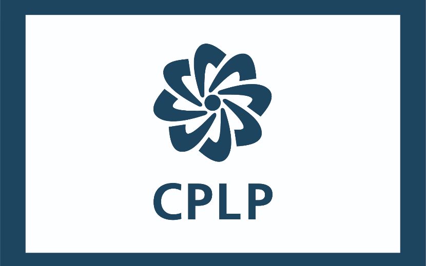 Imagem institucional da CPLP, com frame, símbolo e iniciais CPLP a azul escuro sobre fundo branco